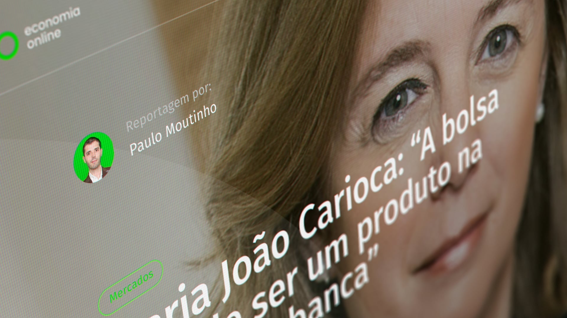 Screen displaying a financial article by Paulo Moutinho.