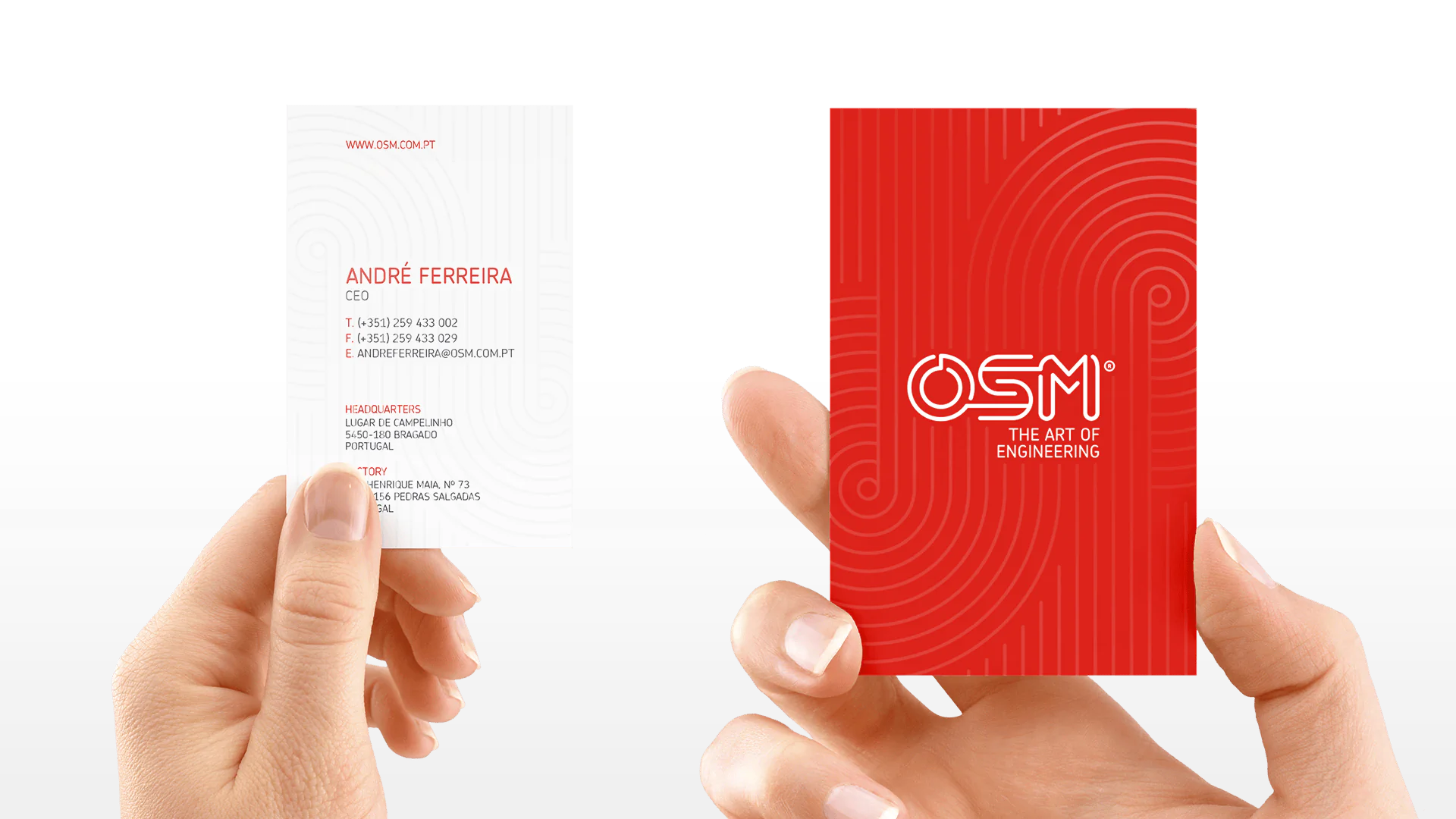 Person holds two business cards, one red with "OSM" logo, one white with CEO André Ferreira details.